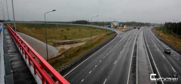 Власти Сургута пытаются ликвидировать пробку на въезде в город