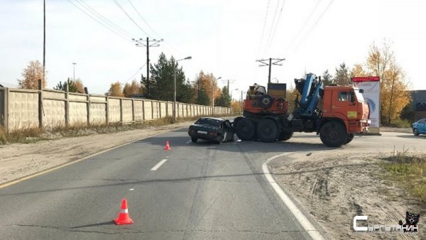 В Сургуте КАМАЗ раздавил легковушку