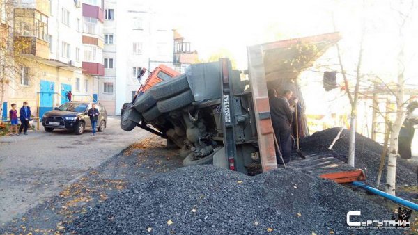 В Сургуте КАМАЗ засыпал детскую площадку