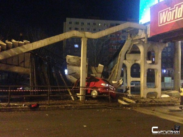 Во Владивостоке рухнул пешеходный переход