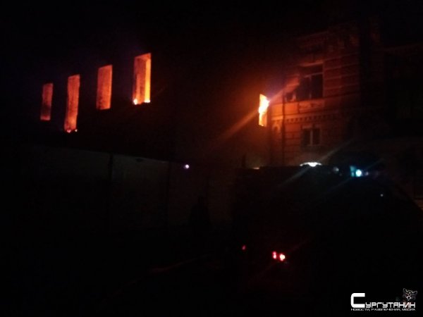 В Сургутской многоэтажке прогремел взрыв