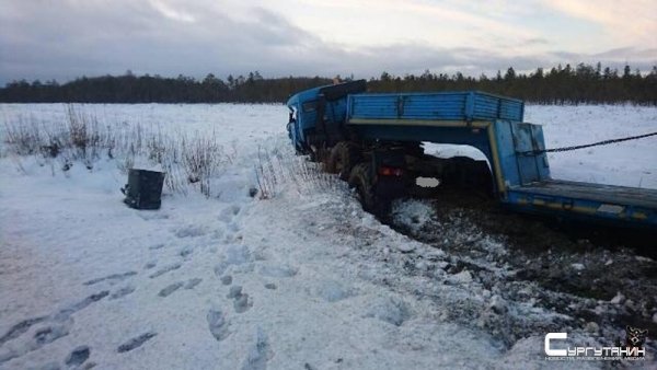 ГАЗ против КАМАЗа. В аварии на главной югорской трассе пострадали два человека