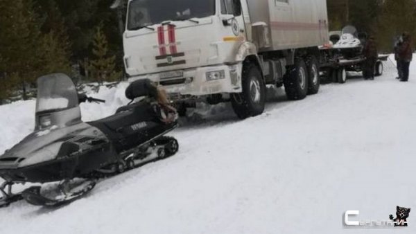 В Югре снегоход провалился в ручей. Спасены два человека