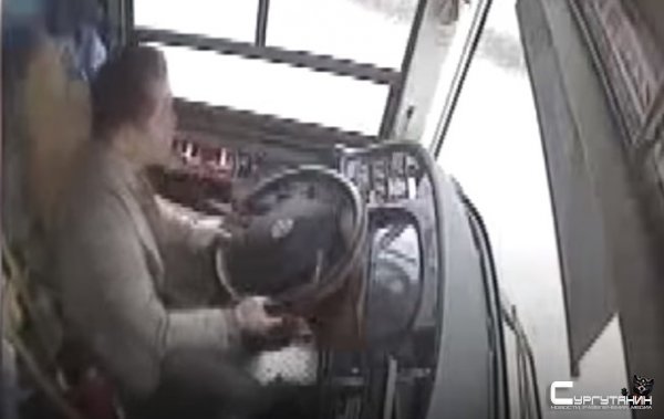 В Китае из-за конфликта автобус рухнул в реку