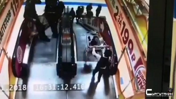 В Югре мальчик спустил младшего брата в тележке с эскалатора: СК начал проверку