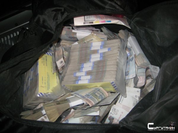 В Сургутском аэропорту задержали двух мужчин пытающихся вывезти деньги в Таджикистан
