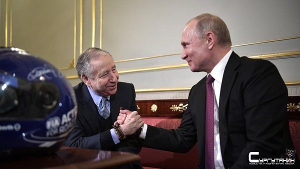 Путину после балета подарили гоночный шлем