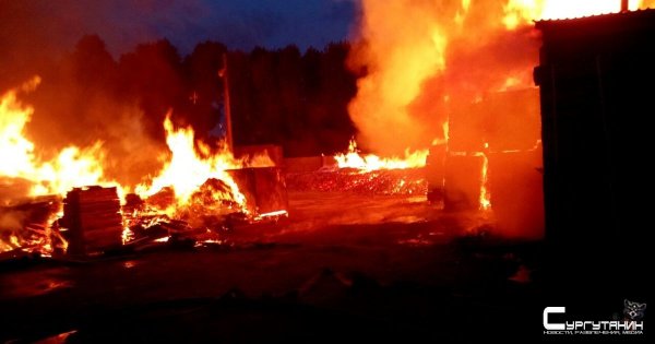 Утром в Сургуте загорелся промышленный склад