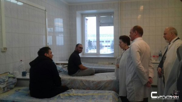 Губернатор Югры навестила в Сургутском травмцентре пострадавших в ДТП вахтовиков