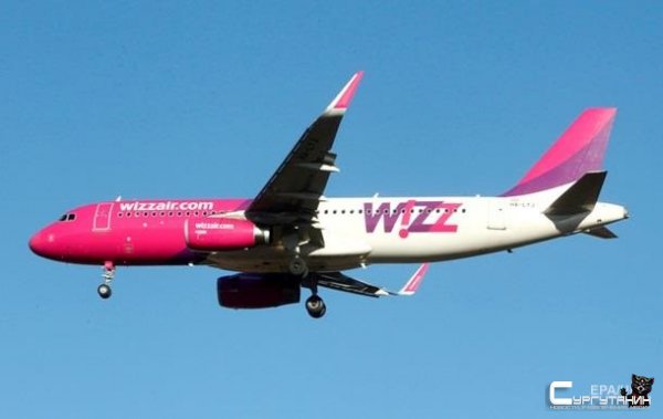 В самолет Wizz Air попала молния