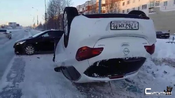 В результате ДТП в Сургуте иномарка перевернулась на крышу