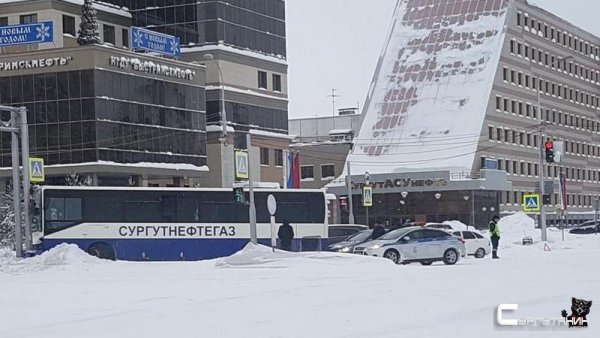 В Сургуте скользкая дорога спровоцировала ДТП с участием автобуса