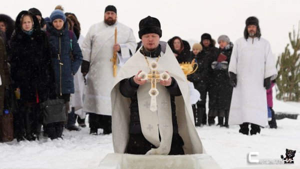 Испытать силу веры. Тысячи югорчан сегодня окунутся в ледяную воду