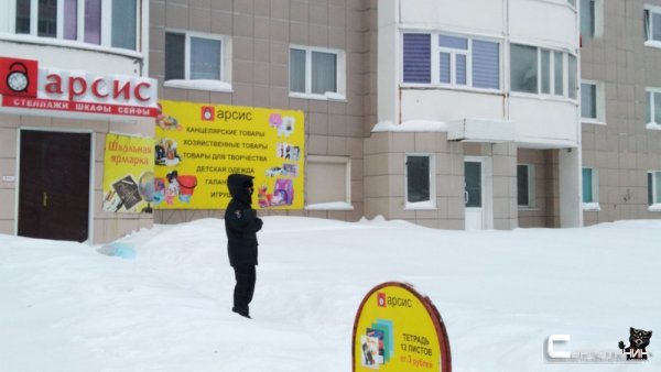 В Сургуте скончалась молодая девушка, которая выпала из окна