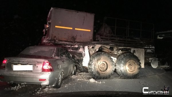 В Югре неудачный разворот КрАЗа обернулся травмами для людей в легковушке