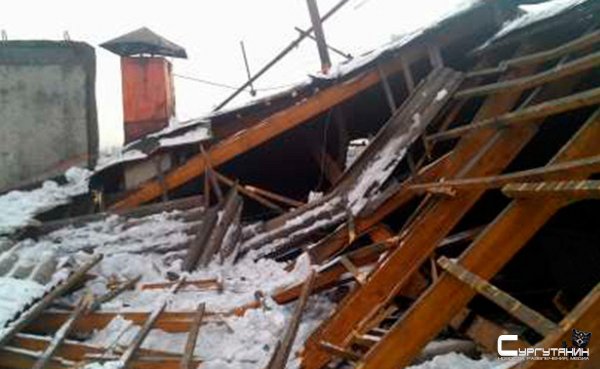 Под Волгоградом крыша двухэтажного дома обрушилась из-за снега