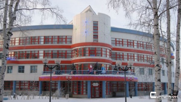 Несколько школ в столице Югры эвакуировали из-за сообщений об угрозе взрыва