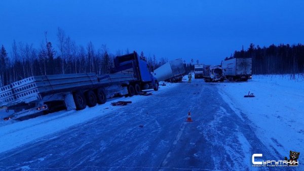 Замес из авто с полуприцепами на трассе в Нефтеюганском районе: травмы у одного водителя