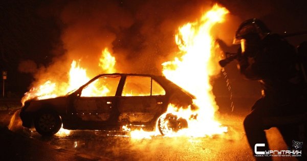 В одном из дворов Сургута загорелся автомобиль