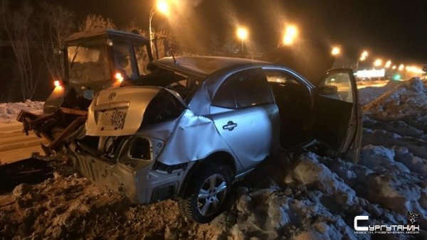 Югорчанин на «Тойоте» врезался в трактор. Пострадавших двое