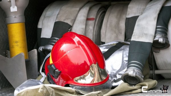 В Югре пожарные спасли из горящего дома ребенка и двоих взрослых