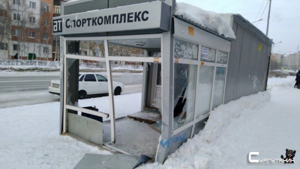 В Сургуте «Яндекс такси» разнесло пассажирскую остановку