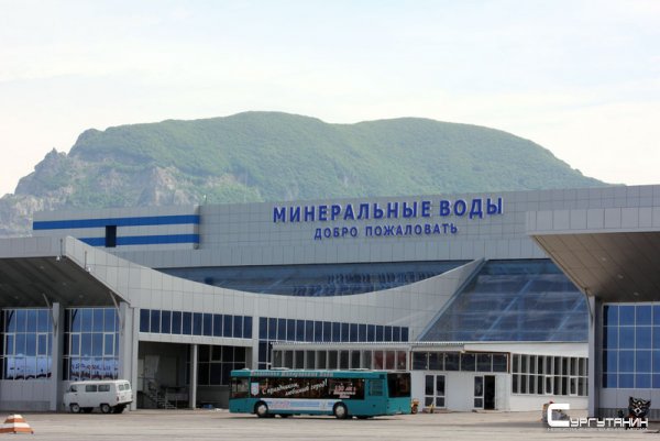 Сургутский самолет был вынужден совершить экстренную посадку из-за табачного дыма
