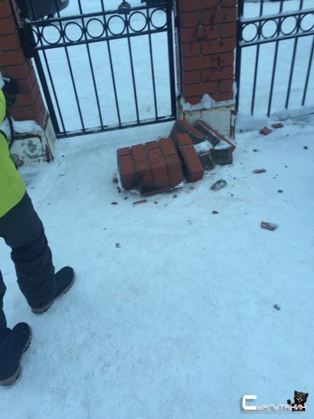 Сургутянку едва не убило кирпичами упавшими с детского сада