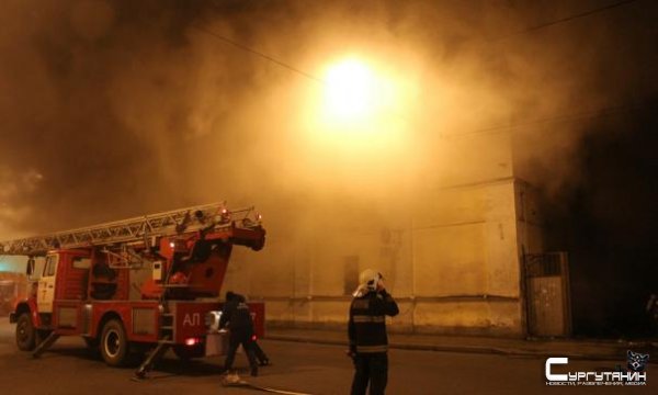 В Сургуте пылали склад с нефтепродуктами