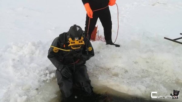 В Сургутском районе трактор провалился под лед. Ведутся поиски водителя