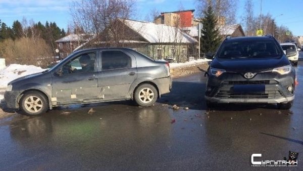 Неудачно сдал назад. В Югре водитель устроил ДТП на дороге, в котором пострадала девушка