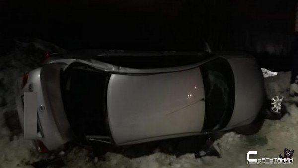В Югре «Ниссан» врезался в автобусную остановку и перевернулся