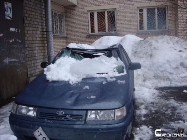 В Сургуте снежные глыбы начали атаковать местных жителей и их транспорт