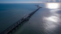 По Крымскому мосту уложили половину рельсов