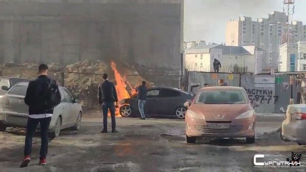 В Сургуте на ходу загорелась иномарка