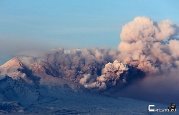 Камчатский вулкан Шивелуч выбросил столб пепла длинной до 10 км