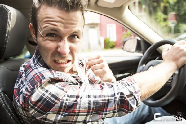В Сургуте наркомам сел за руль автомобиля и «поцеловался» с бордюром