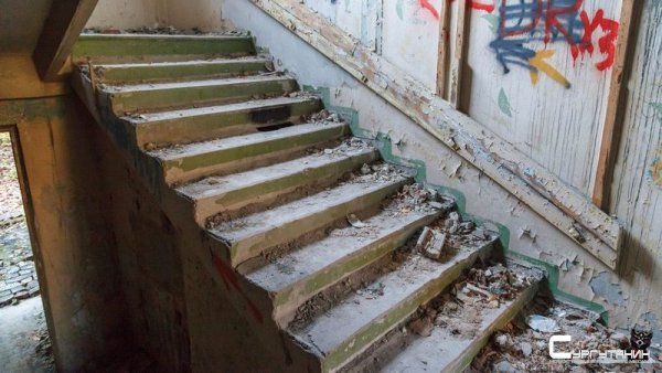 В недостроенном здании Сургута пострадала девочка