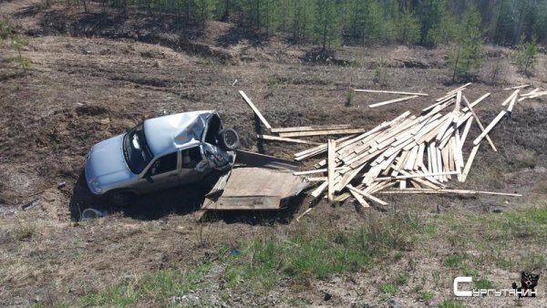 Опасный маневр: в Югре внедорожник слетел с трассы в кювет и перевернулся