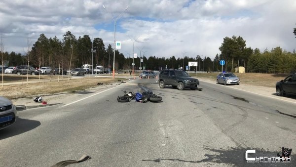 В Югре в результате столкновения с внедорожником погиб мотоциклист