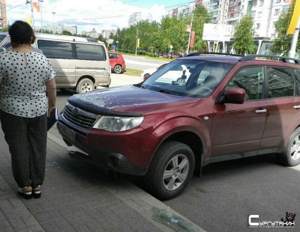 А где педаль газа? В Сургуте автоледи заехала в ТЦ на своем авто