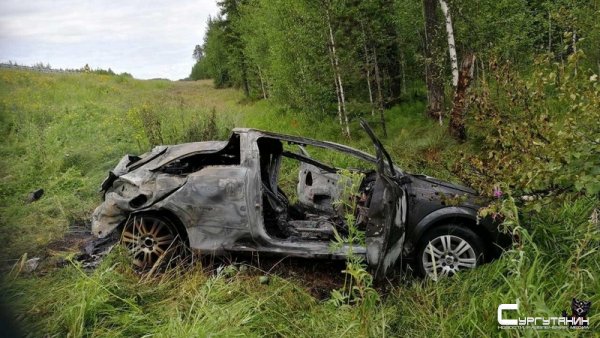 Смертельное ДТП в Югре: автомобиль врезался в ограждение и вылетел в кювет