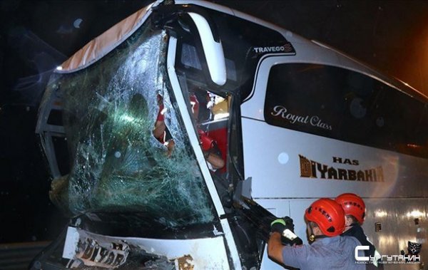 В Турции автобус врезался в грузовик: 37 пострадавших