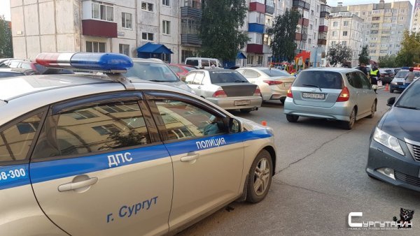 Во дворе многоэтажного дома в Сургуте автомобиль сбил 10-летнего мальчика