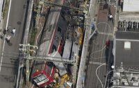 В Японии поезд столкнулся с грузовиком и сошел с рельсов