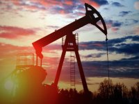 Нефти становится слишком много: “черное золото” продолжает дешеветь
