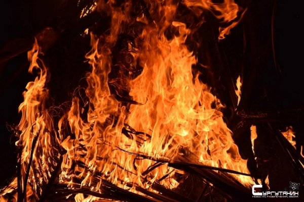 Три человека стали жертвами пожара в бане в Томской области