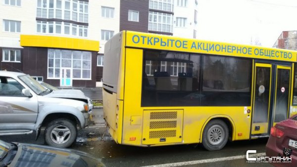 Совсем больной! В Сургуте пикап протаранил автобус