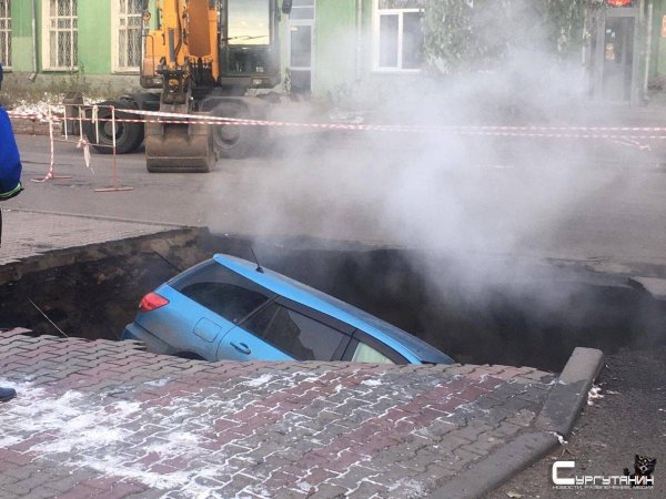 Машина провалилась в яму на месте прорыва трубопровода в Красноярске
