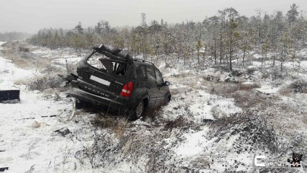 На трассе в Югре корейскую иномарку занесло под КамАЗ